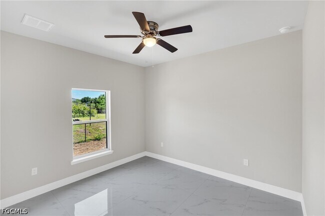 Building Photo - 917 Margaret Ave S