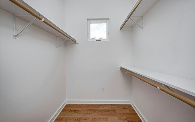 Building Photo - 2028 Columbia Ave