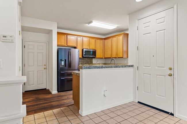 Building Photo - Modern 4 Bed Home with Office, AC, Garage,...