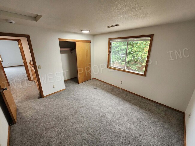 Building Photo - Spacious 4bd 2.5ba Rock Creek Home With 2 ...