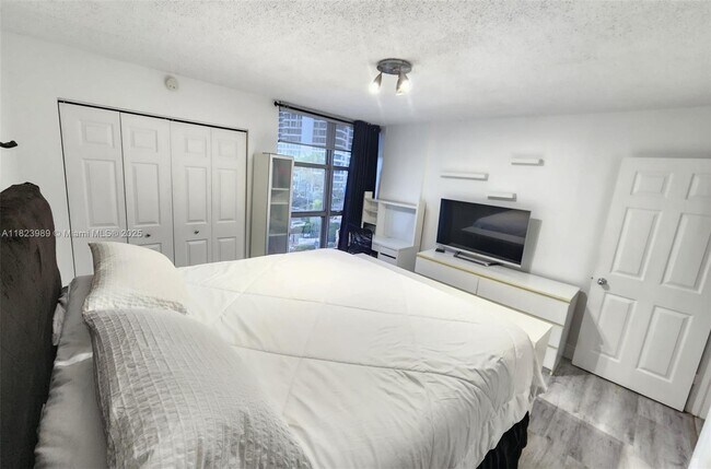 Building Photo - 3500 Mystic Pointe Dr