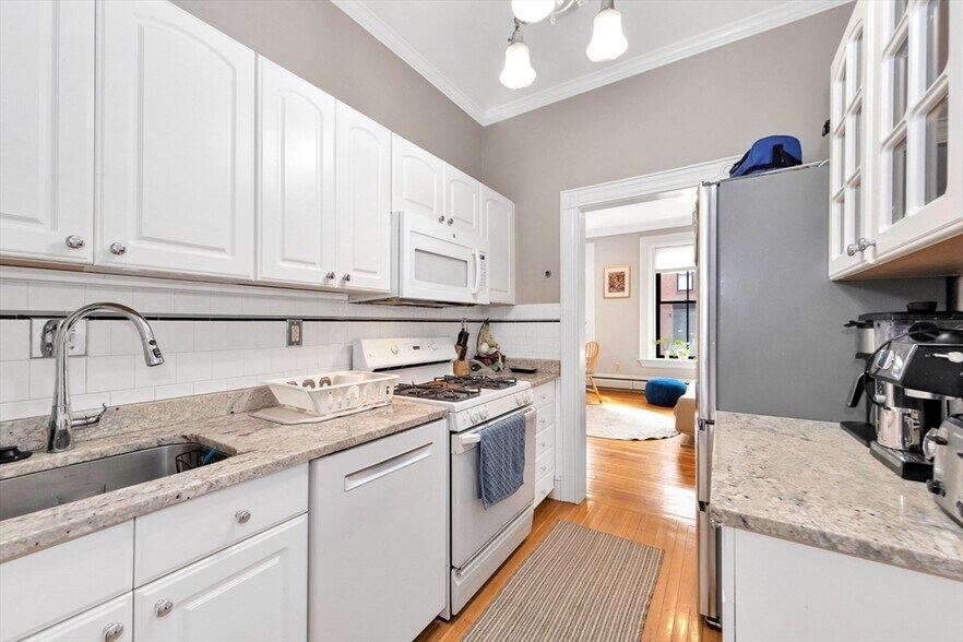 Primary Photo - 32 E Springfield St