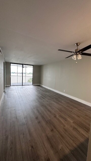 Building Photo - 113 Lake Emerald Dr