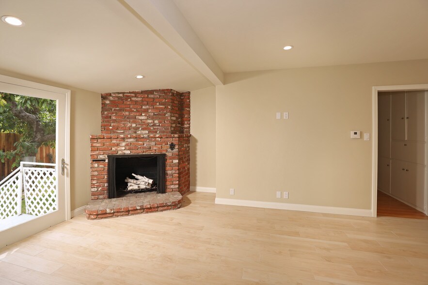 Building Photo - 1223 Oak Cir Dr