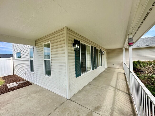 Building Photo - Newly Renovated Expansive Multi story 4 be...