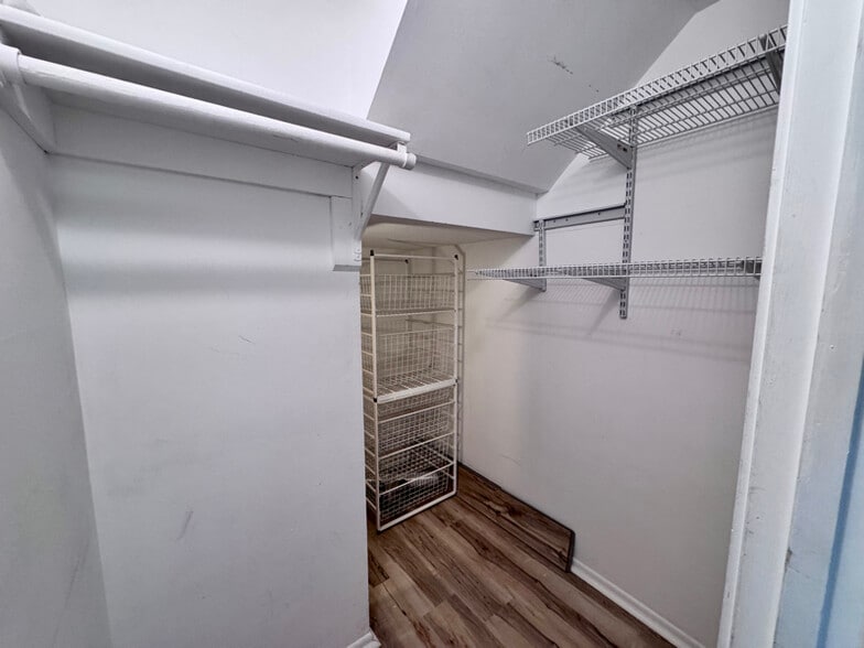 Building Photo - 2440 Glengyle Dr