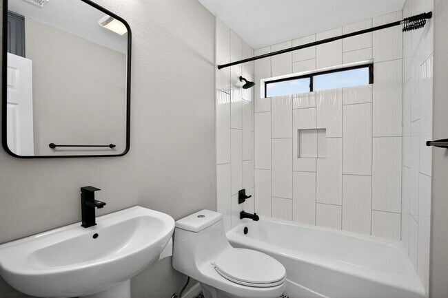 Building Photo - 505 Oak Ridge Dr