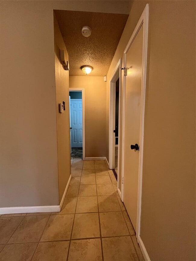 Building Photo - 5906 Green Acres