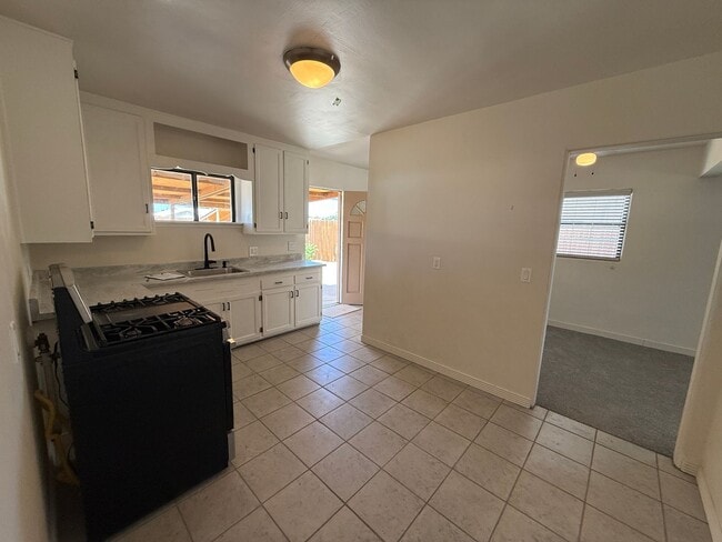 Building Photo - 1835 Palomas Dr NE
