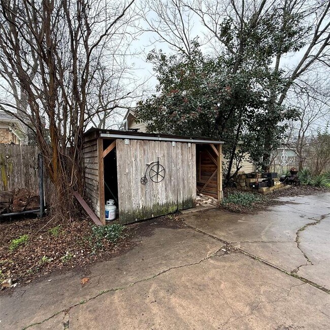 Building Photo - 1604 S Austin Ave