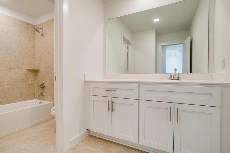 bath 2 - 4524 Hogans Alley Dr