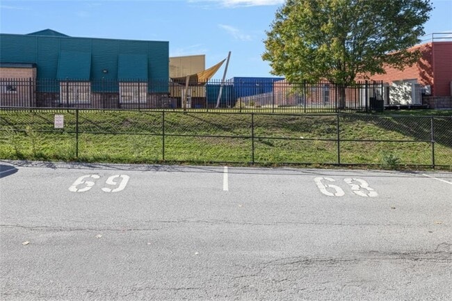 Building Photo - 231 Maple Ave