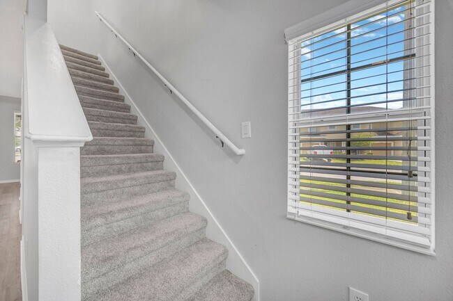 Building Photo - 3 Bedroom 2 Bathroom Townhouse