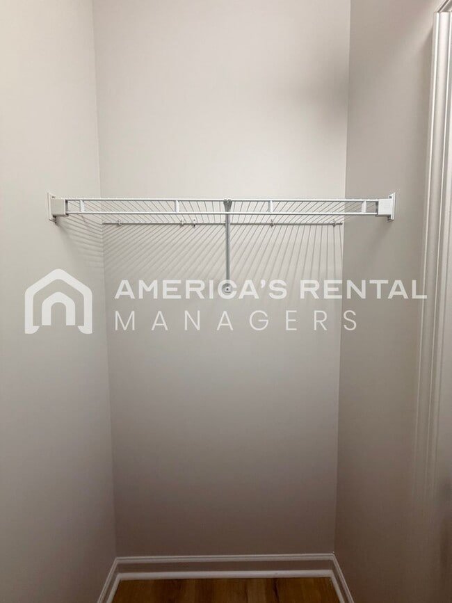 Building Photo - Modern One-Level Living with Pool and Club...