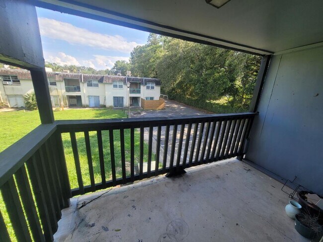 Building Photo - UPDATED 1/1 in Walkable Location w/ Solid Floors, Community Pool, & Washer/Dryer! Avail NOW for $...