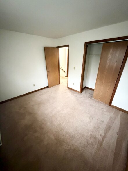 Building Photo - 18 Vosburgh Rd