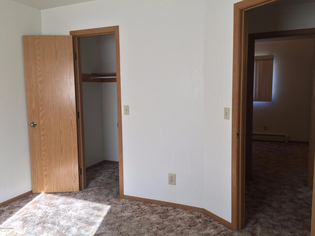 Building Photo - 1400 Carolyn Cir