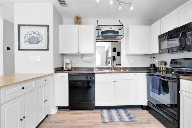 Building Photo - 102 Pompano Dr SE