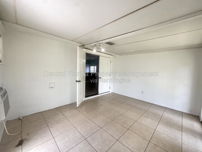 Building Photo - 8120 Lesia Cir