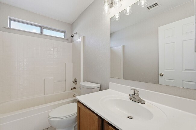 Building Photo - Three bedrooms PLUS Den! Ready to Move In