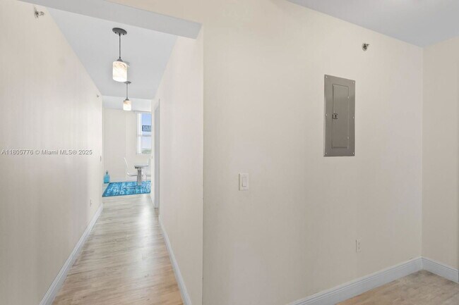 Building Photo - 2641 N Flamingo Rd
