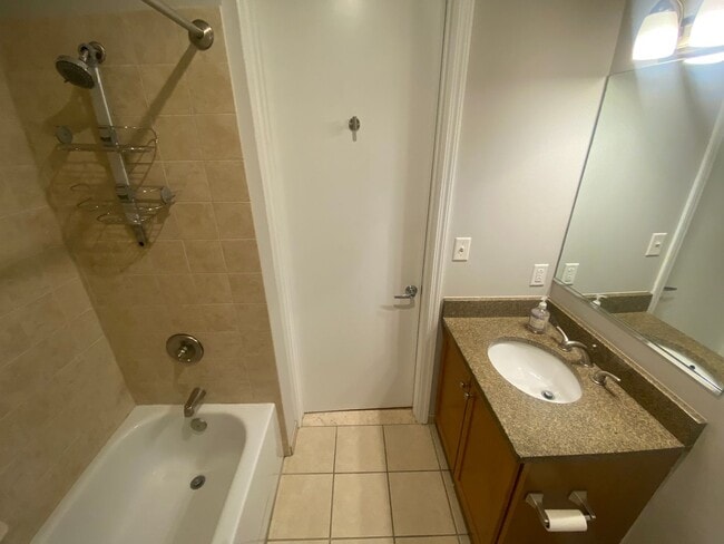 Building Photo - Open And Updated One Bedroom Apartment At ...