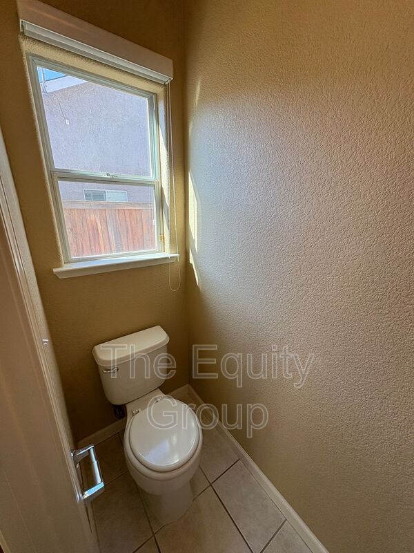 Building Photo - 6227 W Oak Ave