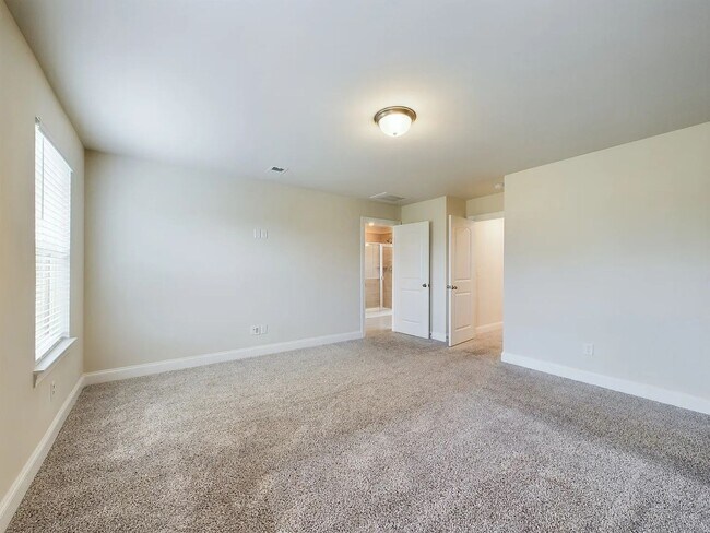 Building Photo - 3 Bed/2.5 Bath Beautiful Newer Constructio...