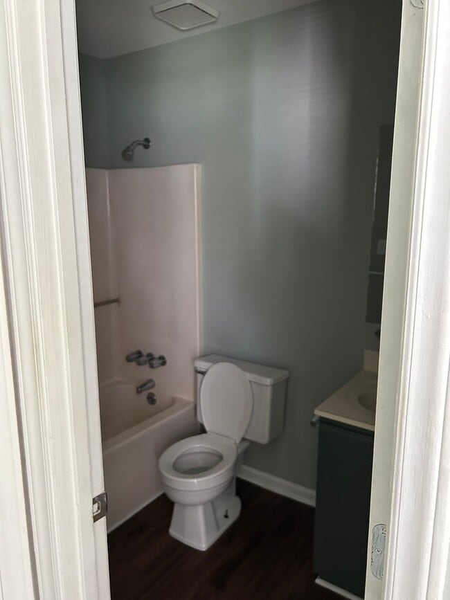 Building Photo - 2 bedroom, 2 bath Duplex