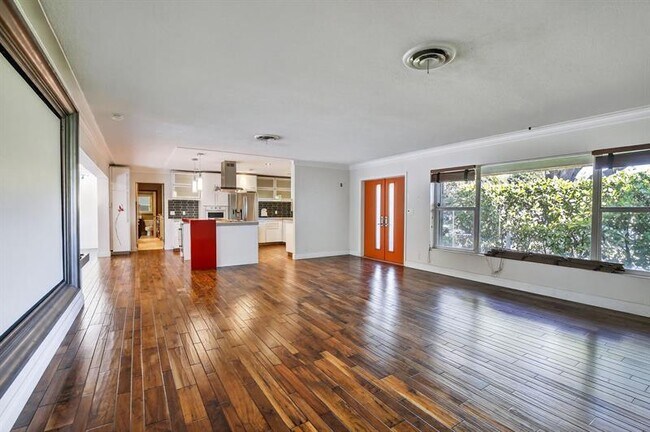 Building Photo - 2740 NE 34th St