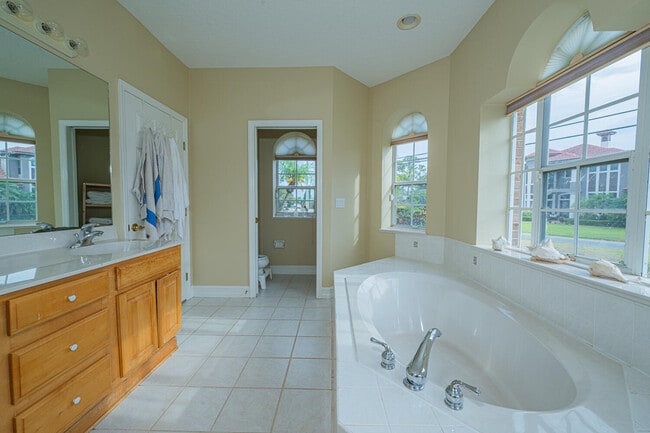 Building Photo - 500 Hidden Hollow Dr