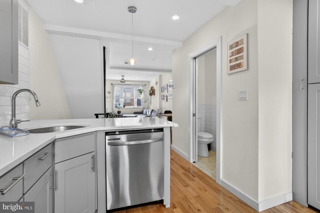 Building Photo - 741 Watkins St