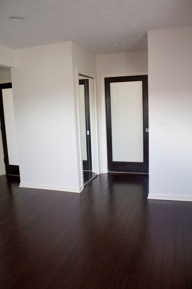 Building Photo - 1245 W 69th St