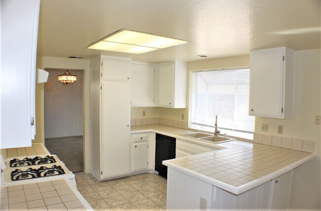 Building Photo - 25740 Rosebay Ct