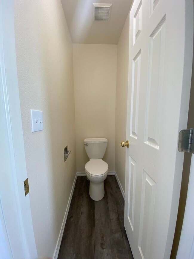Building Photo - 3 Bedroom 2 Story in Millers Crossing