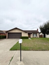 Building Photo - Spacious 4 Bedroom Home Available Now!
