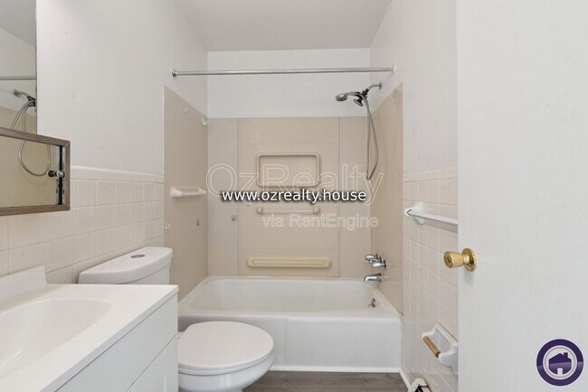 Building Photo - 1733 Christian Ave