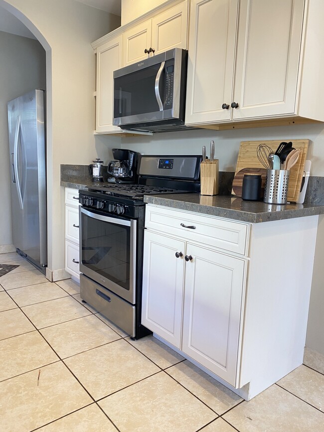 Fully Equipped kitchen - 1350 Curson S Ave