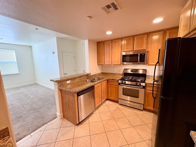 Building Photo - Nice Condo w/Garage in Roseville
