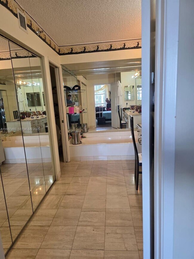 Building Photo - 19195 NE 36th Pl