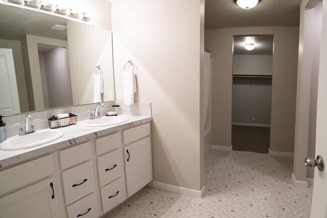 Building Photo - 4 bed 2 bath with bonus room