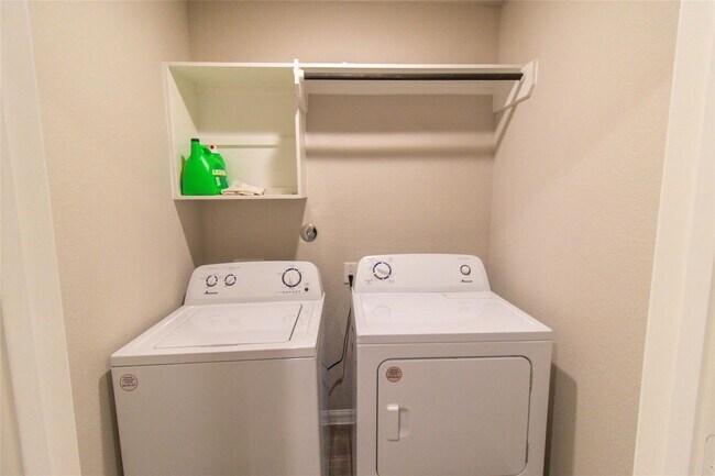 Building Photo - 2221 Middle Rdg Dr