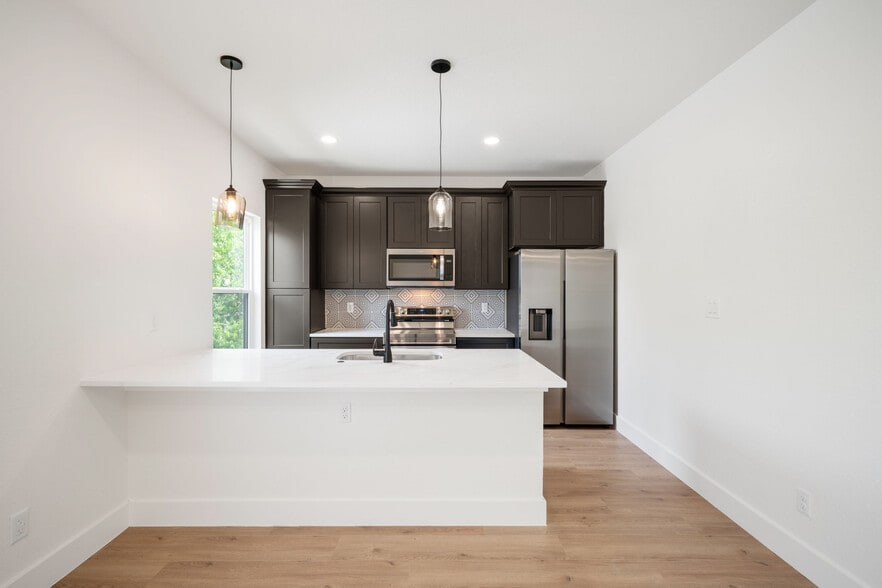 Building Photo - Room in Townhome on Princeton Ave