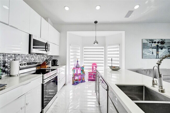 Building Photo - 4955 SW 33rd Ave