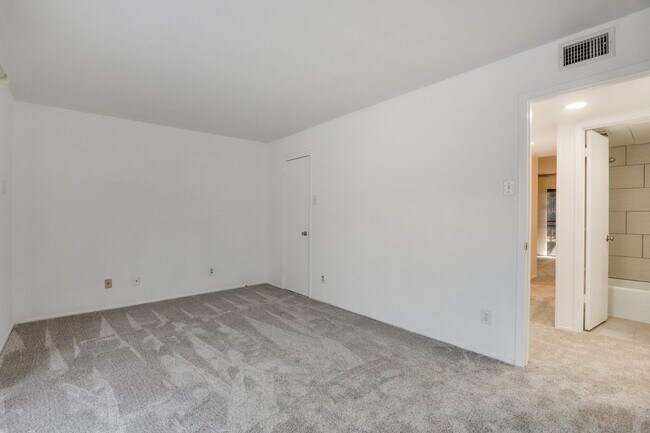 Building Photo - RARE GEM / 1-Bed in Quail Run Community