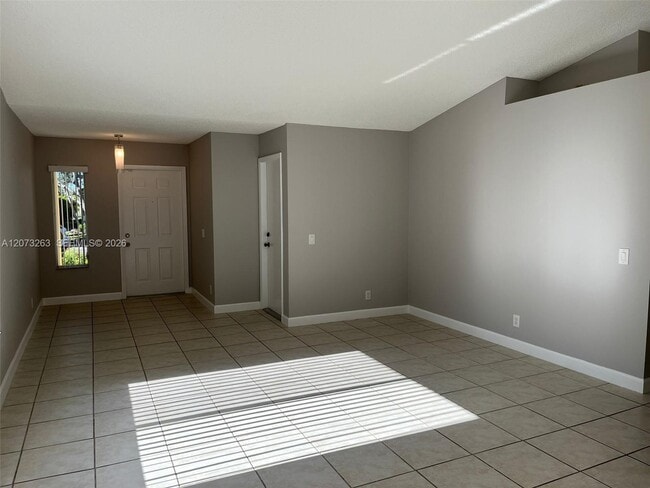 Building Photo - 1542 Presidio Dr