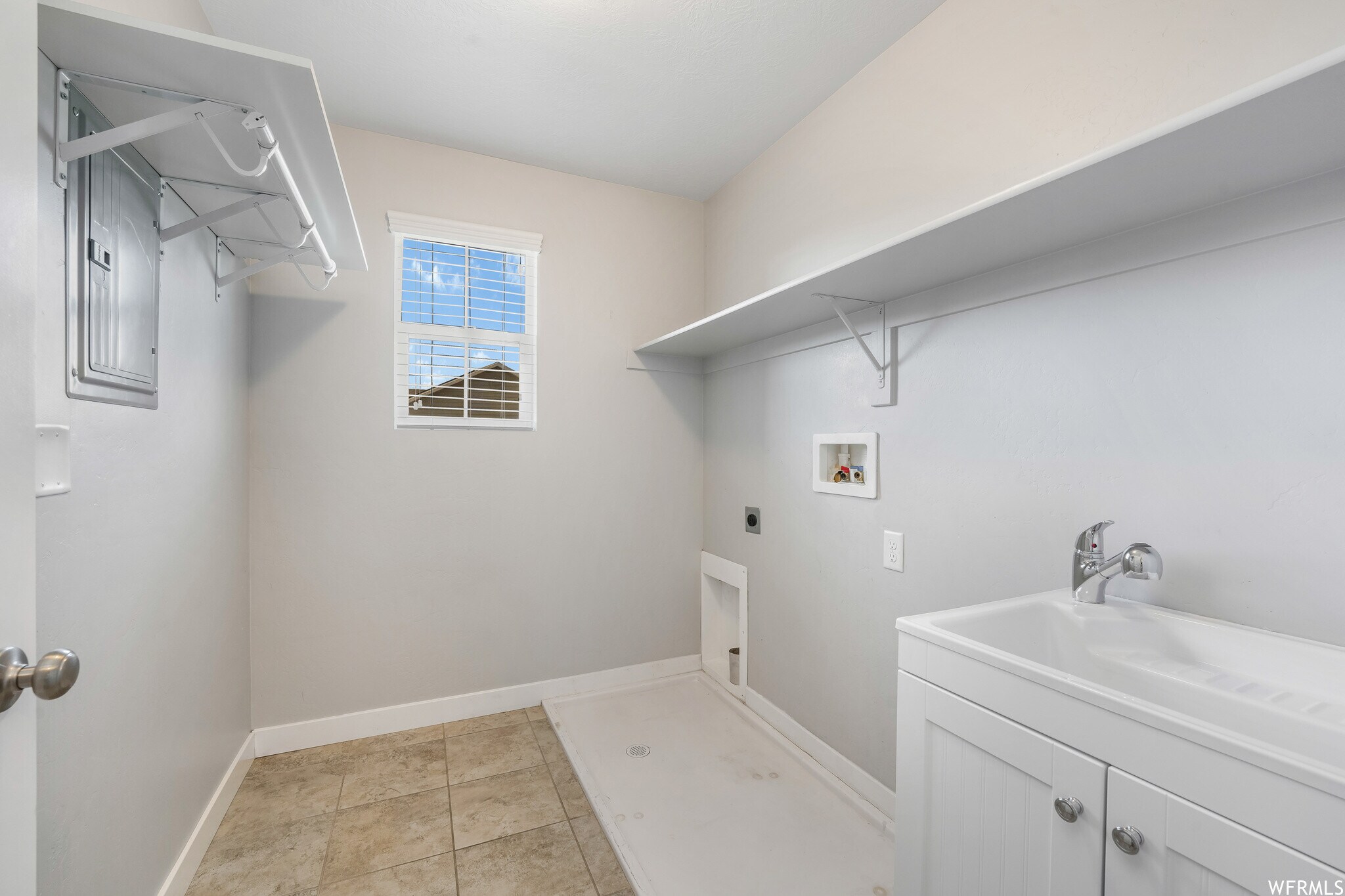 laundry room - 929 W Stonehaven Dr