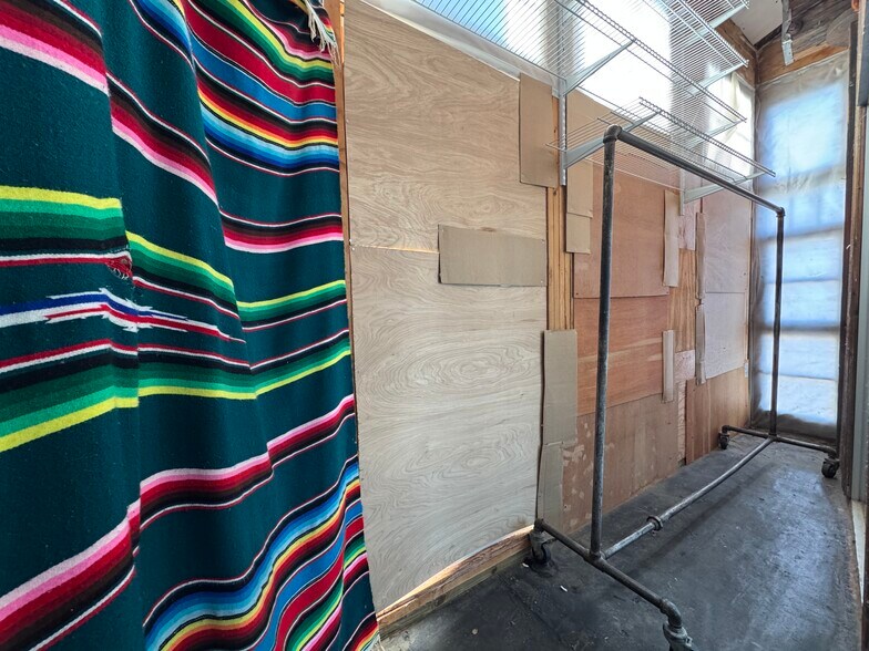 Building Photo - 915 W 16th St