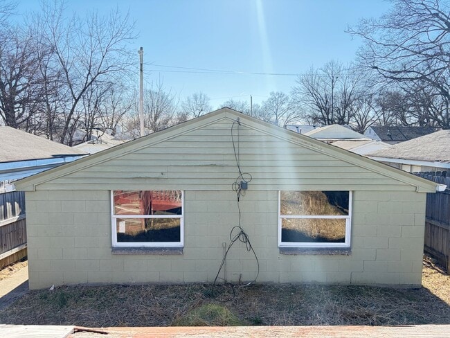 Building Photo - Nice 2 Bedroom And 1 Bath Home