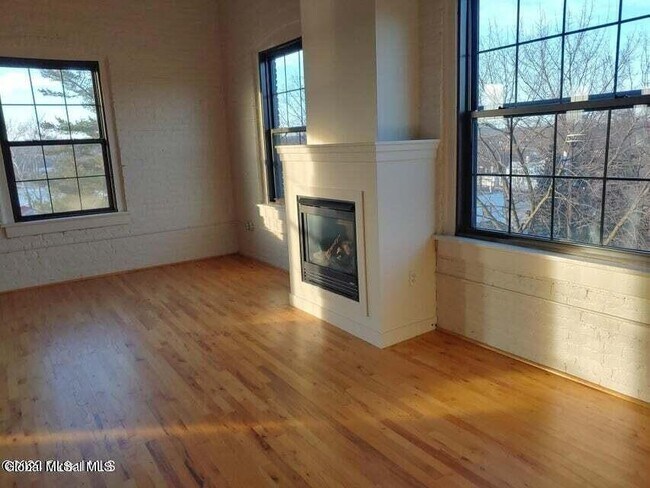 Building Photo - 387 3rd Ave